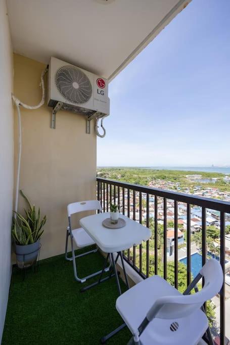 Apartment Azure Haven - Near Airport - Hot Shower - Cozy With Balcony 16th Flr Unit 1623 Bldg 102 Lapu-Lapu City